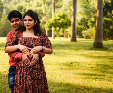 Indisches Paar posiert für Umstandsmode Shooting Pose für die Begrüßung Neugeborener in Lodhi Garden in Delhi Indien, Mutterschaft Foto-Shooting von Eltern für die Begrüßung ihres Kindes getan, Pre Baby Fotoshooting