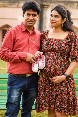 Couple indien posant pour la pose de tir de maternité pour accueillir le nouveau-né dans le jardin Lodhi à Delhi en Inde, séance photo de maternité faite par les parents pour accueillir leur enfant, Pré Baby Photo Shoot