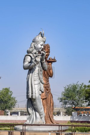 Grande statue du Seigneur Radha Krishna près de l'aéroport international de Delhi, Delhi, Inde, Seigneur Krishna et Radha grande statue touchant le ciel à l'autoroute principale Mahipalpur, Delhi