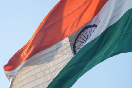 Téléchargez les photos : India flag flying high at Connaught Place with pride in blue sky, India flag fluttering, Indian Flag on Independence Day and Republic Day of India, tilt up shot, Waving Indian flag, Har Ghar Tiranga - en image libre de droit