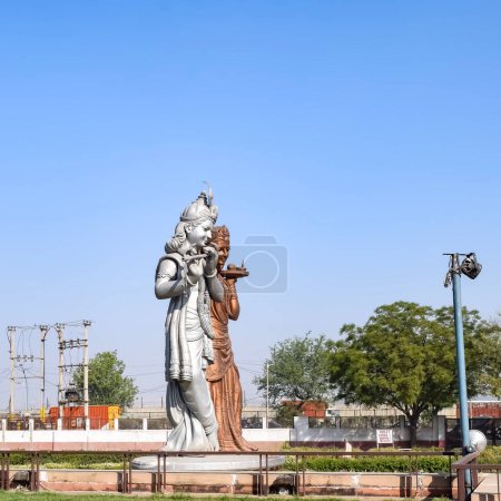 Große Statue von Lord Radha Krishna in der Nähe von Delhi International Airport, Delhi, Indien, Lord Krishna und Radha große Statue berührt Himmel an der Hauptstraße Mahipalpur, Delhi