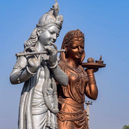 Gran estatua del Señor Radha Krishna cerca del aeropuerto internacional de Delhi, Delhi, India, el Señor Krishna y Radha gran estatua tocando el cielo en la carretera principal Mahipalpur, Delhi