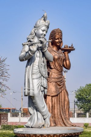 Gran estatua del Señor Radha Krishna cerca del aeropuerto internacional de Delhi, Delhi, India, el Señor Krishna y Radha gran estatua tocando el cielo en la carretera principal Mahipalpur, Delhi