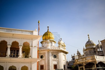 Vista de los detalles de la arquitectura dentro del Templo Dorado - Harmandir Sahib en Amritsar, Punjab, India, Famoso monumento indio sikh, Templo Dorado, el santuario principal de Sikhs en Amritsar, India