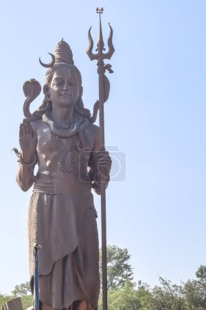 Gran estatua de Señor Shiva cerca del aeropuerto internacional de Delhi, Delhi, India, Señor Shiv gran estatua tocando el cielo en la carretera principal Mahipalpur, Delhi