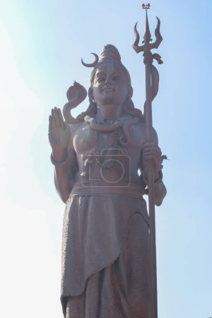 Grande statue de Lord Shiva près de l'aéroport international de Delhi, Delhi, Inde, Lord Shiv grande statue touchant le ciel à l'autoroute principale Mahipalpur, Delhi