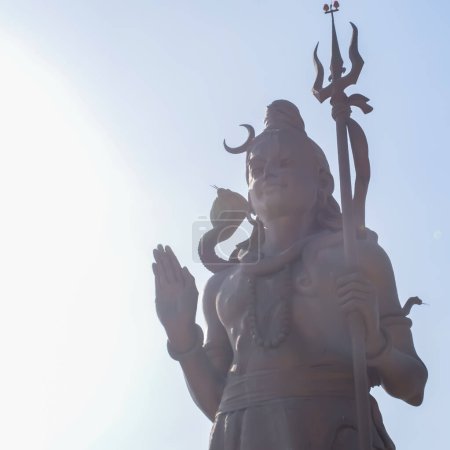 Große Statue von Herrn Shiva in der Nähe von Delhi Internationaler Flughafen, Delhi, Indien, Herr Shiv große Statue berührt Himmel an der Hauptautobahn Mahipalpur, Delhi