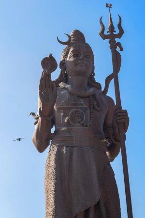 Foto de Gran estatua de Señor Shiva cerca del aeropuerto internacional de Delhi, Delhi, India, Señor Shiv gran estatua tocando el cielo en la carretera principal Mahipalpur, Delhi - Imagen libre de derechos