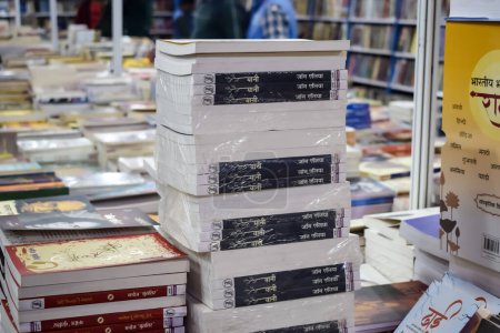 Foto de Nueva Delhi, India, 17 de febrero de 2024 - Variedad de libros en estantería dentro de un puesto de libros en la Feria Internacional del Libro de Delhi, Selección de libros en exhibición en la Feria Anual del Libro en el complejo Bharat Mandapam - Imagen libre de derechos