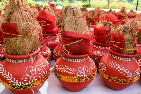 Kalash con coco y hoja de mango con macetas de barro decorativas florales que contienen agua sagrada. Kalash para puja hindú durante el templo de Jagannath Mangal Kalash Yatra, vista frontal, primer plano