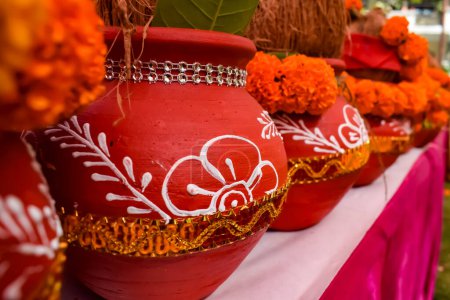 Kalash con coco y hoja de mango con macetas de barro decorativas florales que contienen agua sagrada. Kalash para puja hindú durante el templo de Jagannath Mangal Kalash Yatra, vista frontal, primer plano