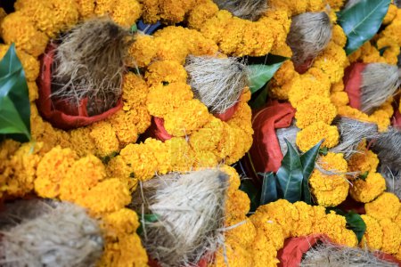 Kalash mit Kokosnuss und Mangoblatt mit Blumenschmuck irdene Töpfe mit Weihwasser. Kalash für hinduistische Puja während des Jagannath Tempels Mangal Kalash Yatra, Frontansicht, Nahaufnahme