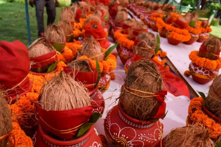 Kalash à la noix de coco et à la feuille de mangue à la décoration florale pots en terre contenant de l'eau sacrée. Kalash for hindu puja during Jagannath Temple Mangal Kalash Yatra, vue de face, gros plan