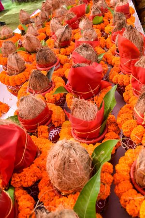 Kalash mit Kokosnuss und Mangoblatt mit Blumenschmuck irdene Töpfe mit Weihwasser. Kalash für hinduistische Puja während des Jagannath Tempels Mangal Kalash Yatra, Frontansicht, Nahaufnahme