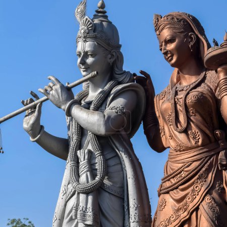 Grande statue du Seigneur Radha Krishna près de l'aéroport international de Delhi, Delhi, Inde, Seigneur Krishna et Radha grande statue touchant le ciel à l'autoroute principale Mahipalpur, Delhi