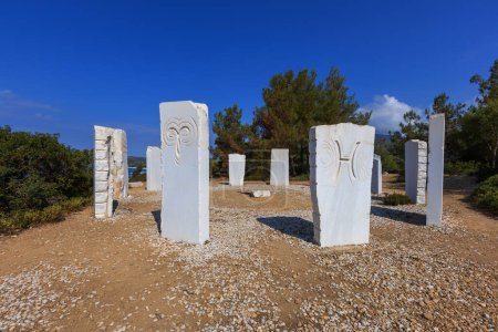 Téléchargez les photos : Couronne en Limenaria - 12 pierres blanches sculptées avec les signes du zodiaque, placées en cercle selon les saisons sur une colline au-dessus de Limenaria sur l'île de Thassos. Stonehenge. - en image libre de droit