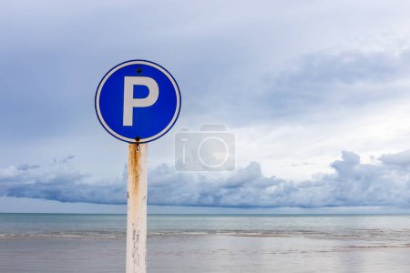 Foto de Señal de aparcamiento en la playa con cielo y mar como fondo. - Imagen libre de derechos