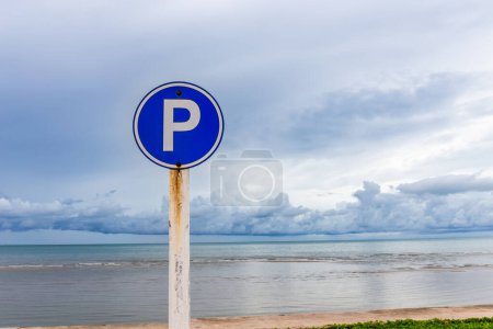 Foto de Señal de aparcamiento en la playa con cielo y mar como fondo. - Imagen libre de derechos