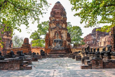Téléchargez les photos : La grande statue de Bouddha antique dans Wat Mahathat au parc historique d'Ayutthaya est une attraction touristique populaire. - en image libre de droit