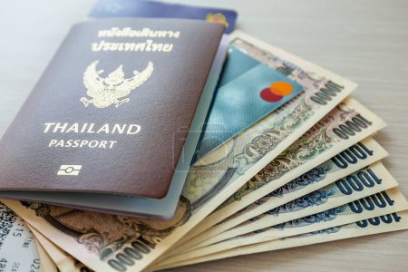 Passeport, billets d'avion ou carte d'embarquement, espèces et cartes de crédit pour les voyages d'affaires et de loisirs internationaux.
