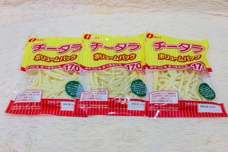Téléchargez les photos : TOKYO, JAPON - 11 avril 2024 : Taro au fromage Natori Tara Snacks sont populaires parce qu'ils sont délicieux, adaptés pour manger ou comme souvenirs du Japon, à base de poisson et de fromage. - en image libre de droit