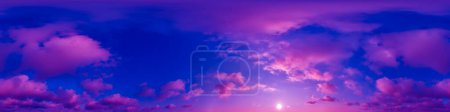Himmelspanorama mit magentafarbenen Cirruswolken im nahtlosen kugelförmigen Äquirechteckformat. Volle Zenit für den Einsatz in 3D-Grafik, Spiel und Bearbeitung Luftdrohne 360-Grad-Panoramen für den Himmel Ersatz