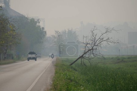 Téléchargez les photos : CHIANGMAI, THAÏLANDE - 30 MARS 2023 : Smog city from PM 2.5 dust. Paysage avec une mauvaise pollution atmosphérique et dangereux pour l'homme. - en image libre de droit