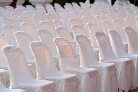 Viele Stühle mit weißen, eleganten Bezügen 