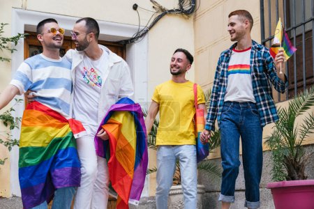 Parejas gay vibrantes exudan felicidad mientras abrazan el amor y la igualdad, mostrando orgullosamente símbolos y accesorios LGBTQ.