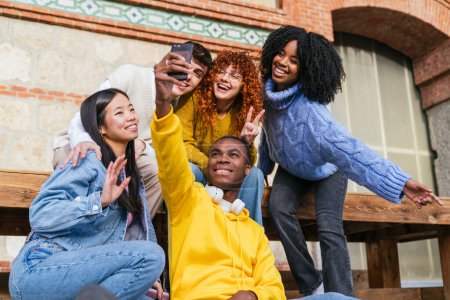 Téléchargez les photos : Cinq amis joyeux et divers prenant un selfie de groupe, rayonnant de bonheur et d'unité - en image libre de droit