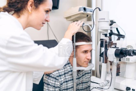 Primer plano de un procedimiento de examen ocular con el oftalmólogo y el paciente
