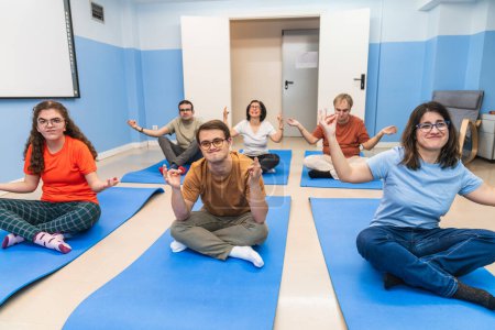 Téléchargez les photos : Joyeux participants au yoga avec des déficiences mentales, y compris avec le syndrome de Down. - en image libre de droit