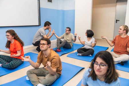 Interaktive und fröhliche Yoga-Session mit Fokus auf Inklusion und psychische Gesundheit. und Down-Syndrom