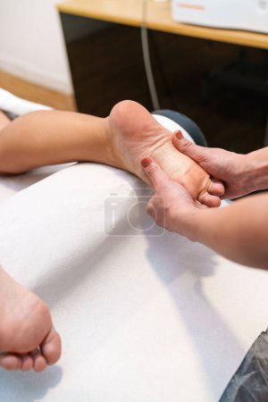 Téléchargez les photos : Un thérapeute applique un massage extensible des pieds. - en image libre de droit