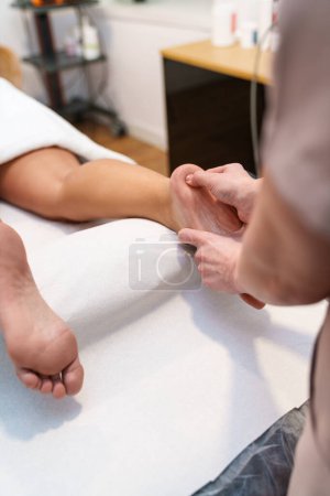 Téléchargez les photos : Techniques d'étirement ciblées sur le pied d'un patient. - en image libre de droit
