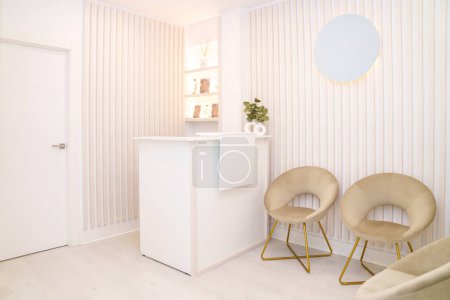 Un design intérieur épuré et minimaliste d'une clinique capillaire contemporaine.
