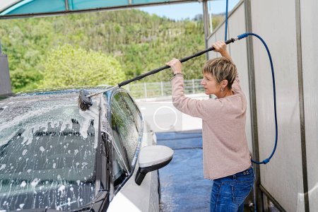 Gründliche Reinigung der Autooberfläche mit einer hochwertigen Wasserbürste.