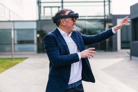 Un homme d'affaires interagit avec des éléments virtuels à l'aide de lunettes VR en milieu urbain.