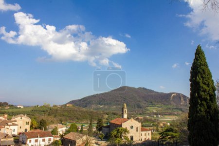 Téléchargez les photos : Arqua Petrarca, village historique et collines Euganéennes dans la province de Padoue, Vénétie, Italie - en image libre de droit
