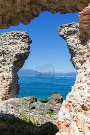 Téléchargez les photos : Vue panoramique des ruines du site archéologique de Grotte di Catullo, Grottes de Catullo, Sirmione, Italie - en image libre de droit