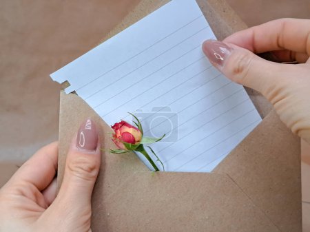 Téléchargez les photos : Enveloppes en papier artisanal dans les mains espace de copie arrière-plan , - en image libre de droit