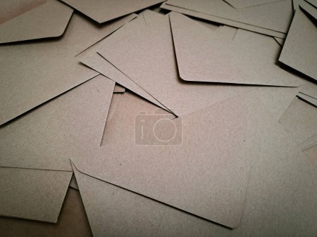 Téléchargez les photos : Enveloppes en papier artisanal espace de copie de fond. - en image libre de droit