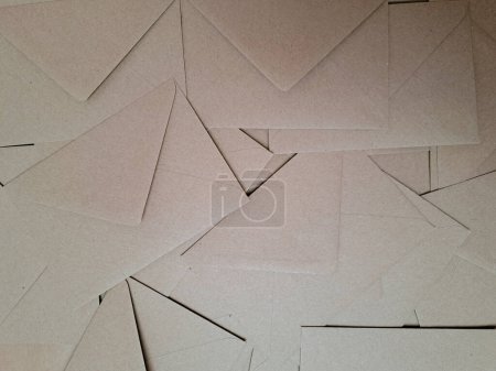 Téléchargez les photos : Enveloppes en papier artisanal espace de copie de fond. - en image libre de droit