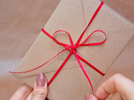 Téléchargez les photos : Enveloppes artisanales avec la bande rouge, lettres au Père Noël. - en image libre de droit