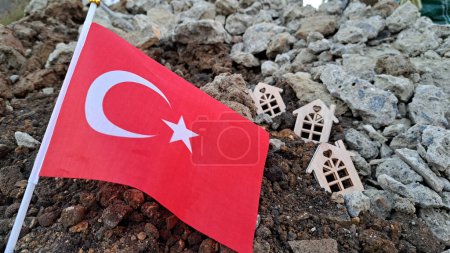 Téléchargez les photos : Drapeau national de la Turquie sur le terrain fissuré, concept de tremblement de terre 2023 tragédie. Photo de haute qualité - en image libre de droit