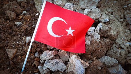 Téléchargez les photos : National flag of Turkey on the cracked ground,earthquake concept 2023 tragedy . High quality photo - en image libre de droit