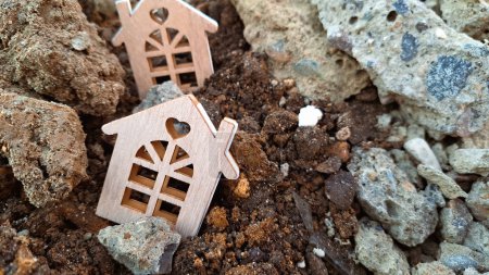 Petites maisons en bois sur le sol et pierres, concept séisme 2023. Espace de copie 