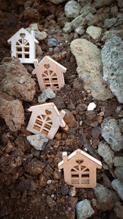 Téléchargez les photos : Petites maisons en bois sur le sol et pierres, concept séisme 2023. Espace de copie - en image libre de droit