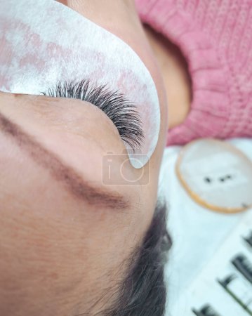 Foto de Primer plano del ojo con extensiones de pestañas, tratamiento de salón de belleza. Foto de alta calidad - Imagen libre de derechos