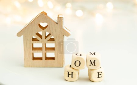 Foto de Abalorios de madera con inscripción hogar, concepto de hogar. - Imagen libre de derechos